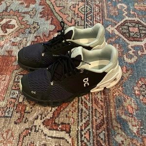 On Cloud running sneakers